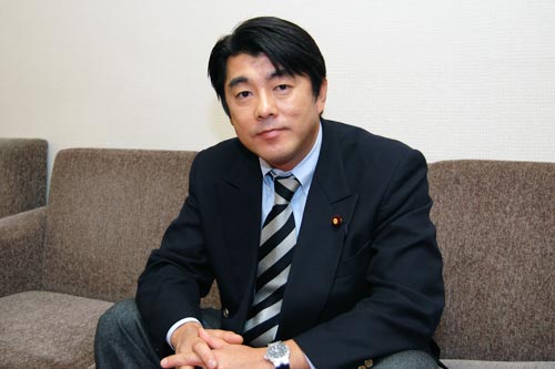 長島一由（Nagashima Kazuyoshi）……（民主党 衆議院議員）。1967年生まれ。フジテレビの報道記者・ディレクターを経て、1998年に全国最年少市長として、神奈川県逗子市長に就任。2006年12月に勇退するまでの8年間に、逗子市を日本経済新聞社の透明度ランキング全国1位、効率化・活性化度ランキング全国1位（共に全国約700地方自治体中）にする。2009年の衆議院議員選挙で初当選し、今に至る。