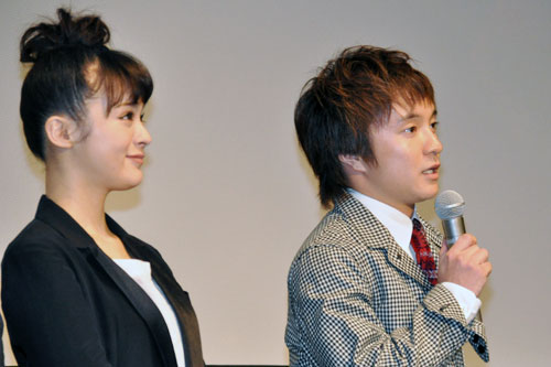 マジメで気弱そうなキャラで、前身から面白さを発揮する濱田岳(右)と(貫地谷しほり(左)