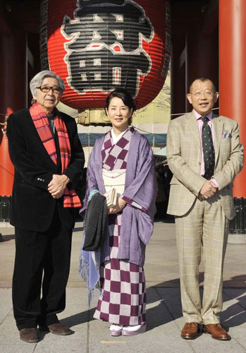 左から山田洋次監督、吉永小百合、笑福亭鶴瓶。浅草寺で映画のヒット祈願をした3人