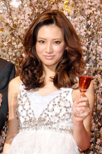 桜のお酒を手にした北川景子。お酒に弱いそうで、一口で、頬がほんのりさくら色に