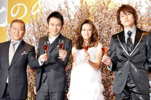 藤沢周平の命日に、桜のワインで献杯した登壇者たち