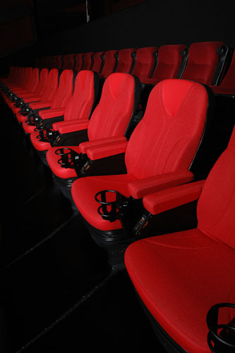 「D-BOX」 はホームシアター用に開発され、米国では10年以上の販売実績を重ねた後、2009年4月に劇場に初めて導入された。現在、北米（米国11劇場・カナダ2劇場）の13劇場に導入され、各劇場で大好評を集めている。日本のワーナー・マイカルも、大高に続き、「D-BOX」対応劇場を順次拡大していく方向だ