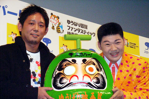 新作の完成と20回目を迎える映画祭を祝し、入江悠監督（左）がメロン型だるまに目入れ！　右は大江裕