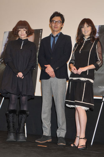 写真左から、広田レオナ、渡部篤郎、高岡早紀