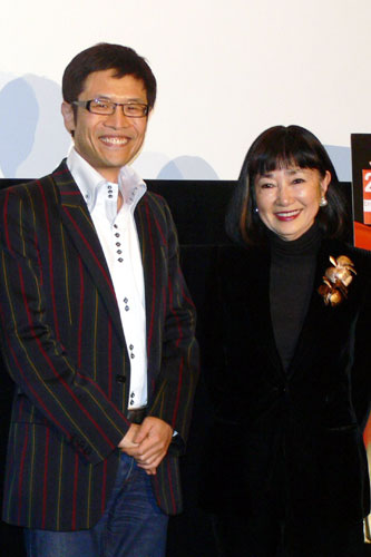 鳩山幸夫人（右）と名越康文医師（左）