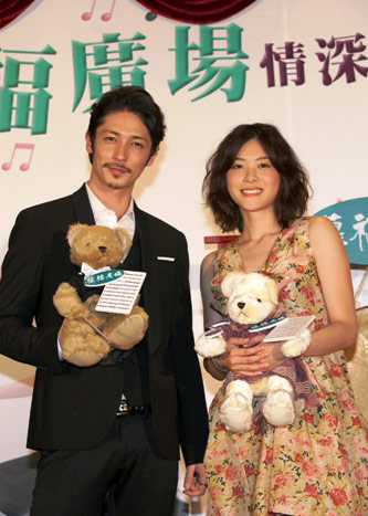 香港のプレミア上映に駆け付けた上野樹里（右）と玉木宏（左）