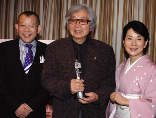 ベルリナーレ・カメラのトロフィーを手にした山田洋次監督（中央）と吉永小百合（右）、笑福鶴瓶（左）