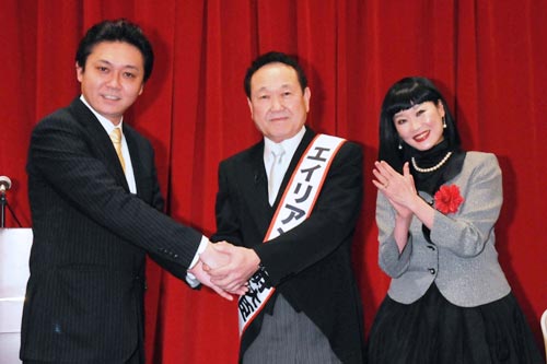 写真左から鳩山由紀夫首相（鳩山来留夫）、エイリアン友好省の初代大臣・坂東英二、鳩山幸夫人（なかじままり）