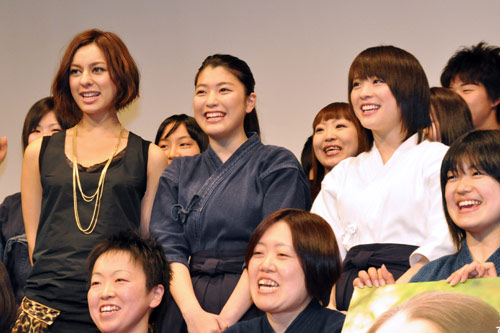 試写会に訪れた剣道少女たちに囲まれた登壇者。左からMiChi、成海璃子、北乃きい