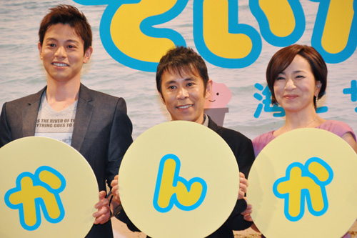 写真左から、吉沢悠、岡村隆史、、原田美枝子