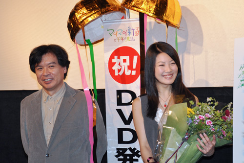 DVD発売のくす玉を割り、笑顔の福田麻由子（右）と片渕須直監督（左）