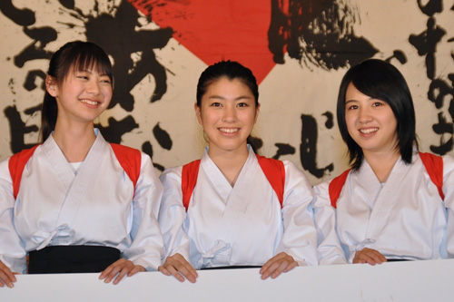 満面の笑顔を見せる山下リオ（左）、成海璃子（中央）、桜庭ななみ（右）