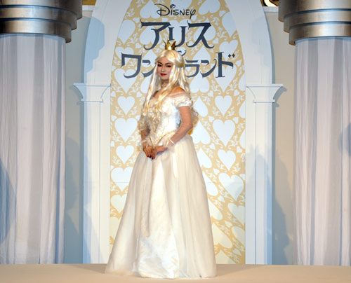 深田自身のアイデアも取り入れて作られたという真っ白なドレス