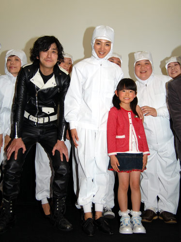 左から遠藤雅、満島ひかり、相原綺羅。“しじみ工場のおばちゃん”役の女優たちと一緒に
