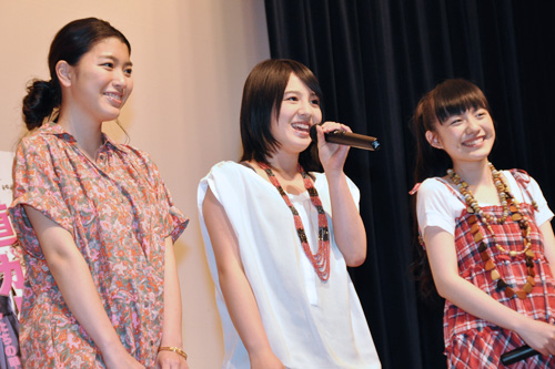 笑顔で挨拶する3人。左から成海璃子、桜庭ななみ、小島藤子
