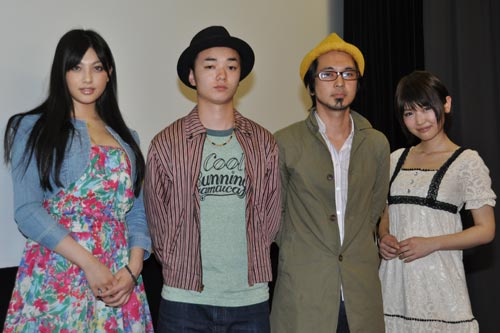 写真左から、原紗央莉、染谷将太、吉田浩太監督、木嶋のりこ