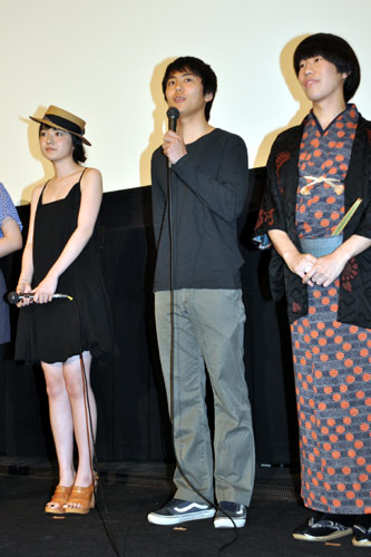 左から小島藤子、森岡龍、坂口涼太郎