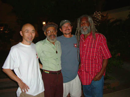 写真左から、石井志津男監督、グラッドストン“グラディ”アンダーソン、 Sonny、ボブ・アンディ