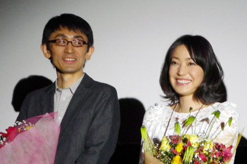 高知県で行われた初日舞台挨拶に登壇した吉田大八監督（左）と菅野美穂（右）