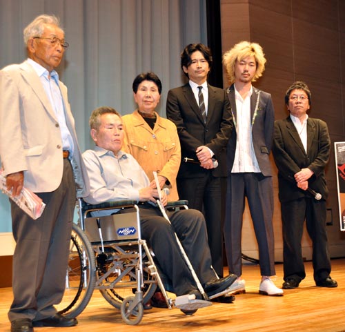 左から免田栄、熊本典道、袴田秀子、萩原聖人、新井浩文、高橋伴明監督