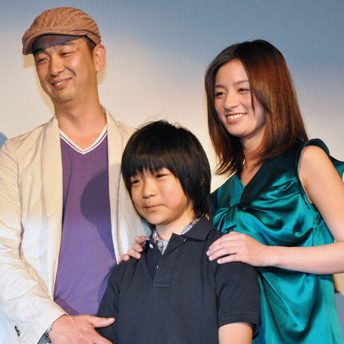 写真左から川口浩史監督、尾野真千子、原田賢人