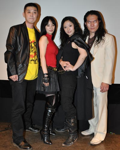 写真左から、奥田真一監督、三輪ひとみ、亜紗美、掟ポルシェ。掟は白目をむいて撮影にのぞむ
