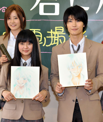 原作者・椎名軽穂が登場人物を描いた色紙をプレゼントされた多部未華子（左）と三浦春馬（左）