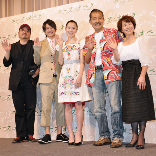 写真左から、瀧本智行監督、西島隆弘（AAA）、坂井真紀、藤竜也、阿川佐和子