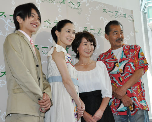 写真左から、西島隆弘（AAA）、坂井真紀、藤竜也、阿川佐和子