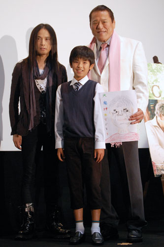 写真左から、辻仁成監督、林凌雅（子役）、アントニオ猪木