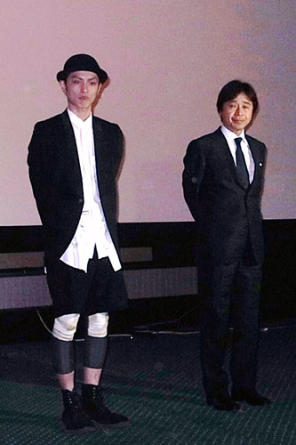 オープニングセレモニーに出席した高良健吾（左）と国本雅広監督（右）