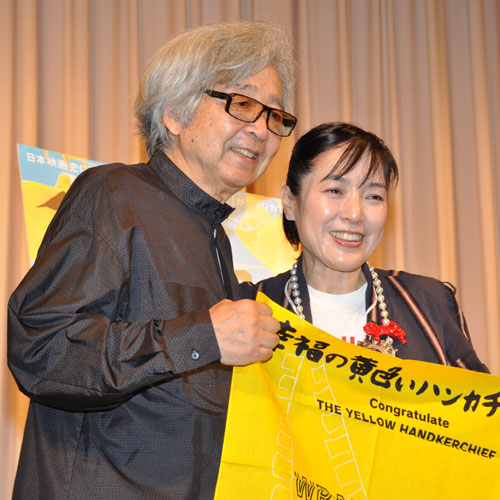 山田洋次監督（左）と桃井かおり（右）
