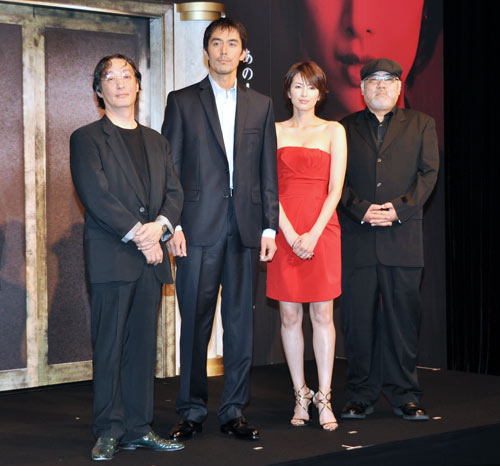 左から小椋悟、阿部寛、吉瀬美智子、緒方明監督