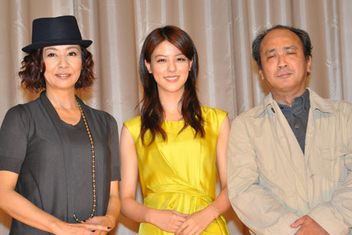 写真左から、片平なぎさ、藤井美菜、高橋洋監督