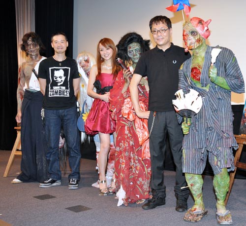 ゲストのいとうせいこう、鈴木亜美、稲船敬二と、ファッションショーに登場したゾンビたち