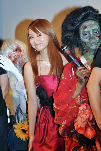 ファッションショーに登場したゾンビに囲まれた鈴木亜美