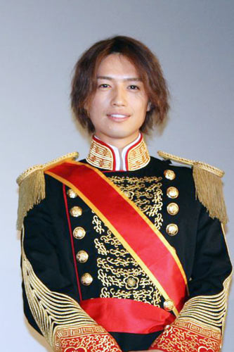 韓国皇太子の豪華衣装をまとって登場した斉藤工