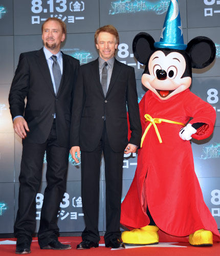 左からニコラス・ケイジ、ジェリー・ブラッカイマー、『ファンタジア』に登場していたミッキーマウス