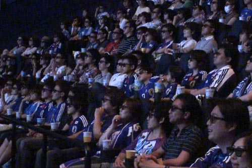 3Dパブリックビューイングでワールドカップの試合を観戦する観客たち