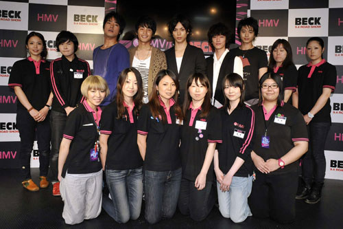 HMVのスタッフに囲まれて。写真左から桐谷健太、中村蒼、水嶋ヒロ、佐藤健、向井理