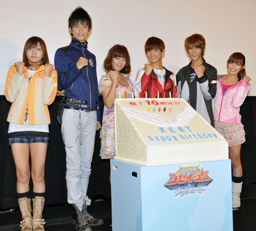 バースデーケーキを前に。写真左から、にわみきほ、小野健斗、磯山さやか、千葉雄大、浜尾京介、さとう里香