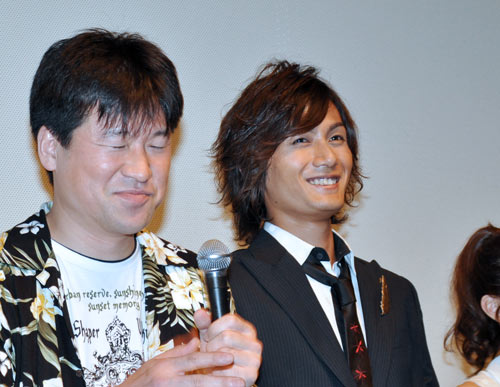 佐藤二朗（左）の楽しいトークに、思わず笑顔がこぼれる加藤和樹