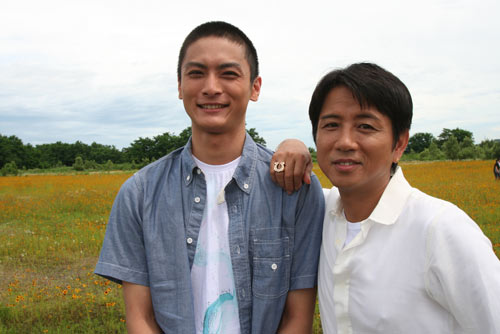 映画主題歌「今、君に言っておこう」ミュージックビデオで“共演”した高良健吾（左）と藤井フミヤ（右）