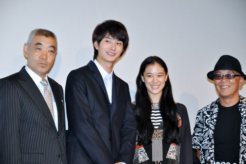 左から柄本明、岡田将生、蒼井優、廣木隆一監督