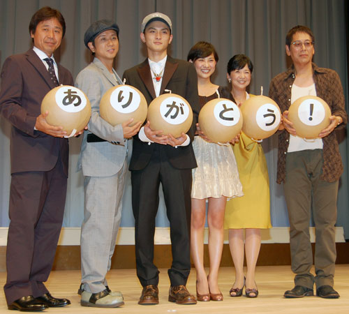 写真左から、国広雅広監督、藤井フミヤ、高良健吾、谷村美月、宮崎美子、大杉漣