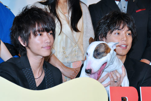 左から佐藤健、映画にも登場する犬のベック、水嶋ヒロ