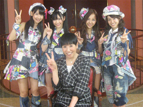 写真前列、和田アキ子。後列左から、柏木由紀、渡辺麻友、板野友美、大島優子
