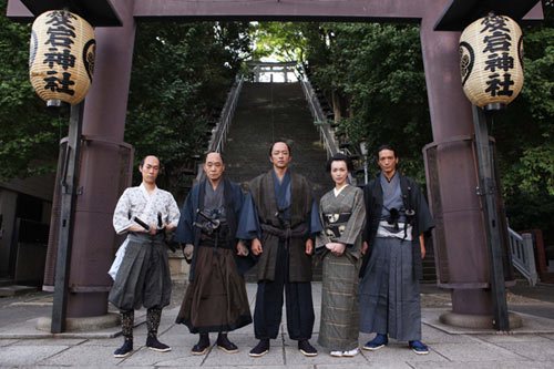 愛宕神社に集結したキャストたち。左から板東巳之助、柄本明、大沢たかお、長谷川京子、渡部豪太