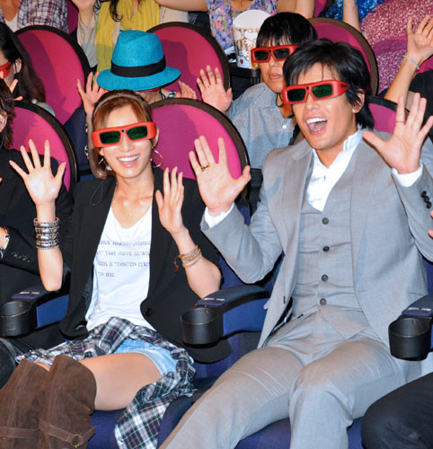 3D用メガネをかけ、驚いたふりをする加藤あい(左）と伊藤英明（右）