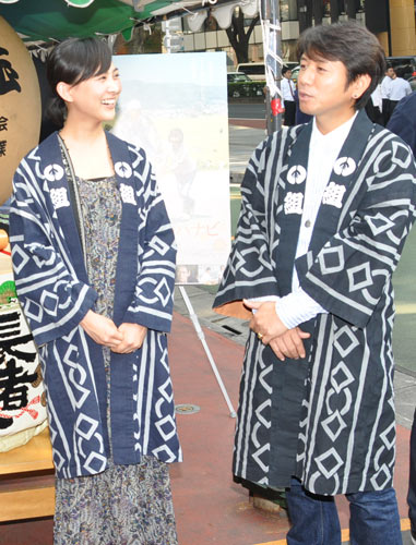 花火祭りの思い出などを語る谷村美月（左）と藤井フミヤ（左）